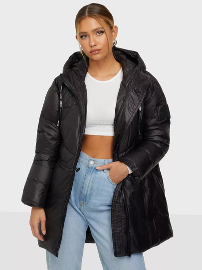 Svea - Puffer-takit - Black - W. Mid Length Shiny Jacket - Takit